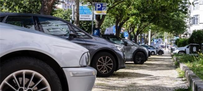 Carros ocupam área da calçada no bairro Areeiro, e